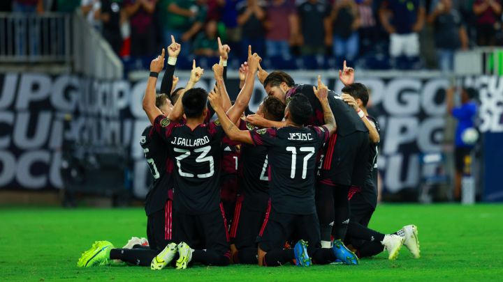 Jugadores de la Selección Mexicnaa festejan el gol contra Canadá