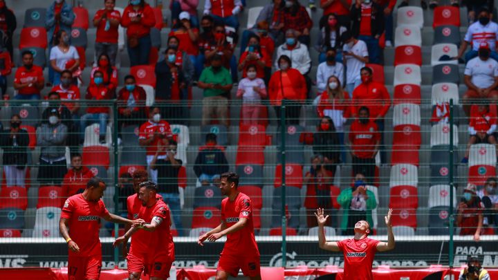 Retiran a tres aficionados en el estadio Nemesio Diez por grito homofóbico