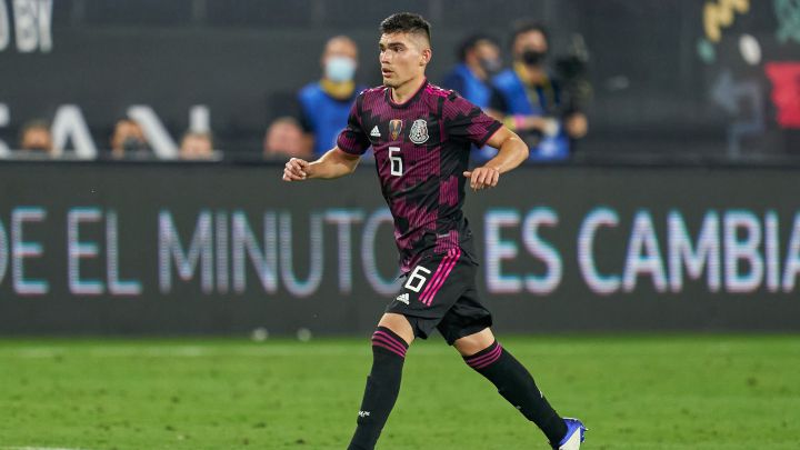Johan Vásquez en un partido con la Selección Mexicana