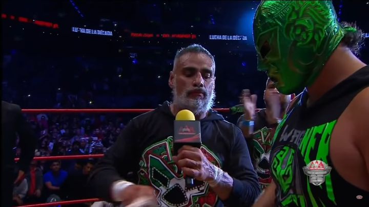Momento en que Dr. Wagner Jr. se quita la máscara en Triplemnaía XXV
