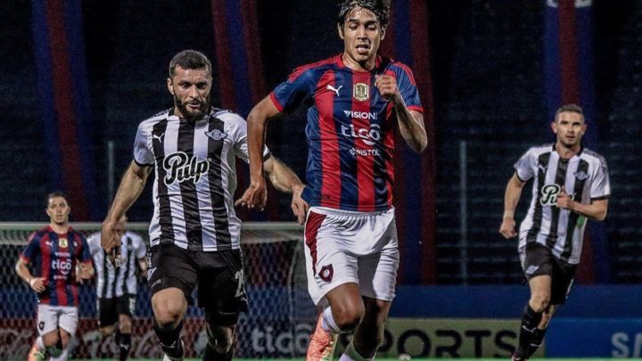 Alexis Duarte (centro) durante un partido con el Cerro Porteño