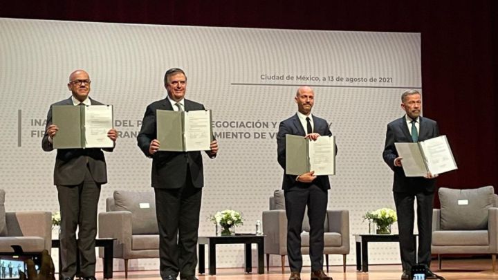 Gobierno de Venezuela y opositores firman memorándum de entendimiento