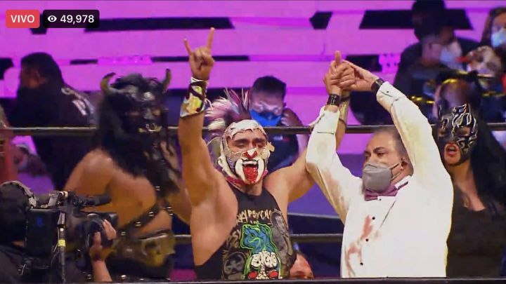 Psycho Clown levanta los brazos al ganarle a rey Escorpión