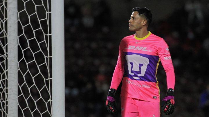 Alfredo Talavera durante un partido con Pumas