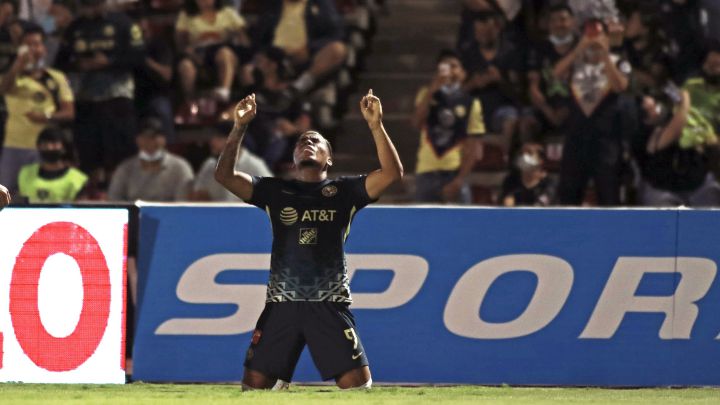 Roger Martínez festeja un gol con el América