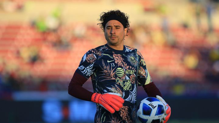 Guillermo Ochoa en el calentaiento con el América