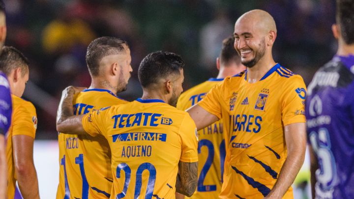 Jugadores de Tigres festejan un gol en contra de Mazatlán