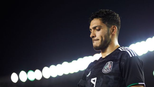 Raúl Jiménez con la camiseta de México