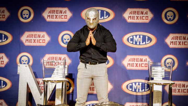 Carístico ya porta la máscara de Místico