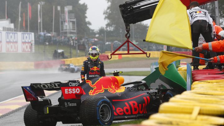 Checo Pérez choca y se pierde el Gran Premio de Bélgica