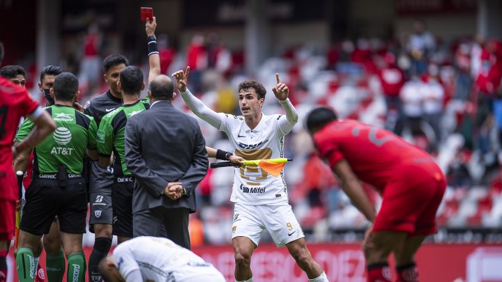 Juan Dinenno se acerca al Comisario al término del partido contra Toluca