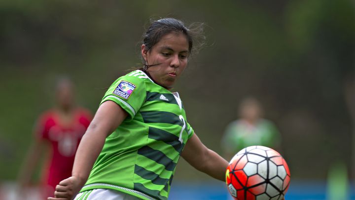 Jaqueline Rodríguez durante un partido con la Selección Mexicana Femenil