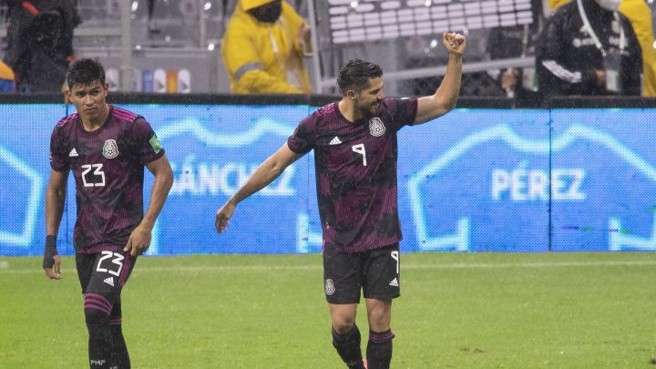 Henry Martín festeja el gol con el Tri