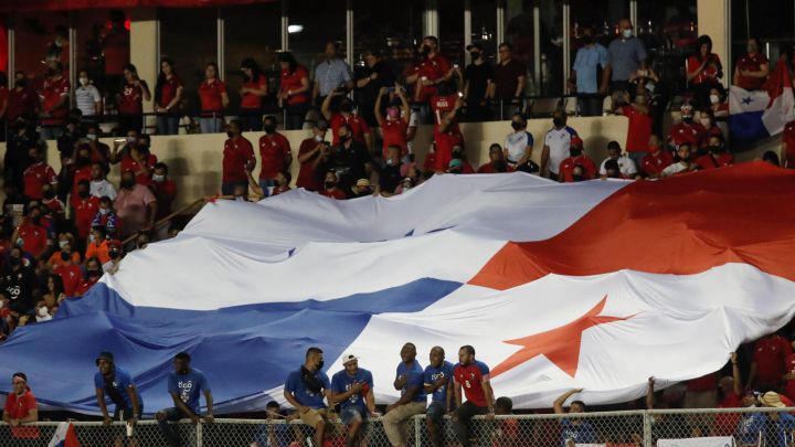 Afición de Panamá muestra una bandera durante el partido de su selección