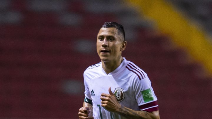 Luego de que el defensor Johan Vázquez no pudiera venir a la concentración del Tricolor, el estratega Gerardo Martino decidió llamar a Julio César Domínguez para los duelos de eliminatoria mundialista. El oriundo de Chiapas reconoció que nunca se desesperó por no recibir una convocatoria al cuadro nacional, pese al buen momento que vivía. "Son autocríticas personales que se hace uno, primero debes de trabajar bien en tu club para estar en la selección, nunca pregunté, porque sé de el nivel y el talento que hay en la selección y Tata los ha llamado por las cualidades que tienen", comentó el defensor en entrevista para TUDN. "Nunca pasó por mi mente eso (estar fuera de selección), sí tenía claro que para estar en selección hay que seguir manteniéndote en buen nivel porque hay muchos jugadores que lo están haciendo de la mejor manera. Mi objetivo siempre fue jugar en Cruz Azul y tener un llamado ", explicó. Por último, el 'Cata' admitió que se encentra tranquilo tras haber conseguido el noveno campeonato con Cruz Azul. "Ahorita estoy más tranquilo, es de perseverar, de ser más constantes, de no meterte en lo que dicen los periodistas, el apoyo de mi familia fue fundamental, durante tantos años he pasado de todo, tristezas, el torneo pasado fue una alegría enorme de tantos años de trabajo y le agradezco a Dios por esto", agregó.