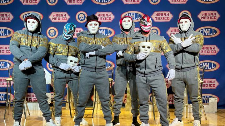 Los Depredadores durante el noticiero semanal del CMLL