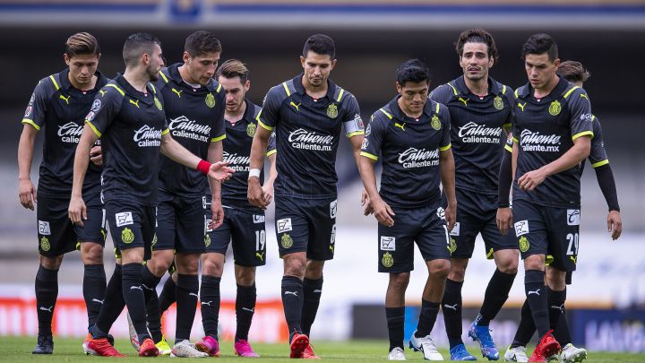 Jugadores de las Chivas después del partido contra Pumasq