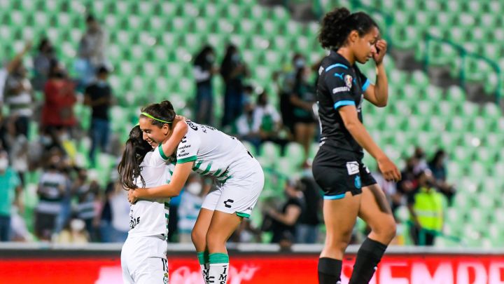 Jugadoras de Santos Femenil festejan un gol contra Chivas