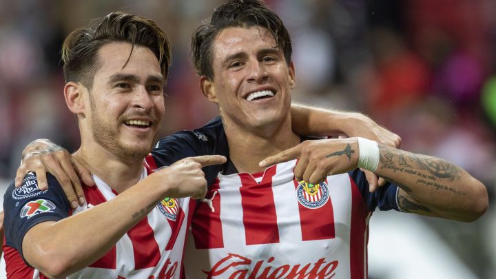 Jesús Angulo festeja con Cristian Calderón el gol con Chivas