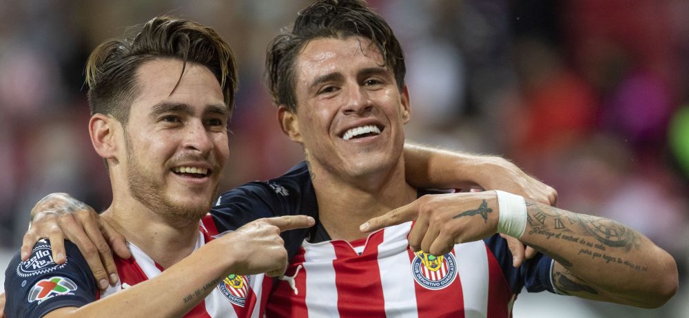 Jesús Angulo festeja con Cristian Calderón el gol con Chivas