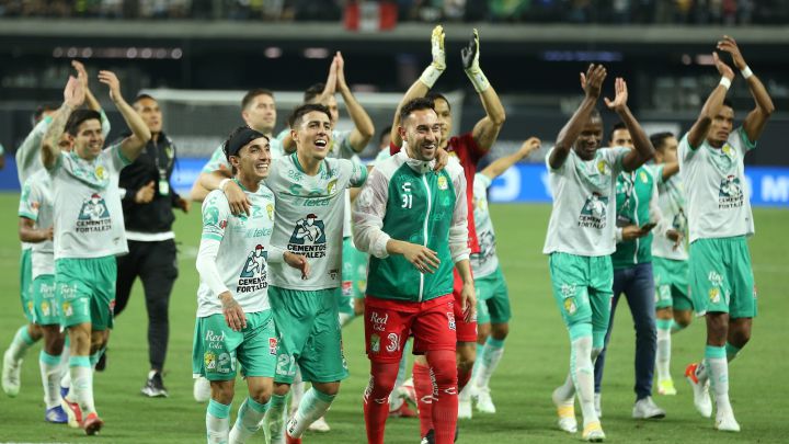 Jugadores de León festejan con la afición después de ganar la Leagues Cup