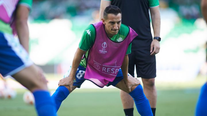 Andrés Guardado realiza ejercicios de calentamiento previo a un partido de la Europa League