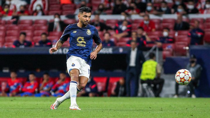 Jesús Manuel Corona en partido con el Porto