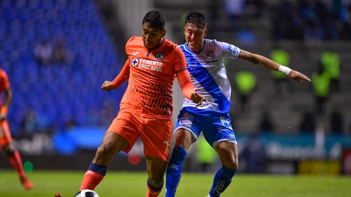 El Puebla igualó a un gol con Cruz Azul en la cancha del Estadio Cuauhtémoc, en juego correspondiente a la jornada 10 del Apertura 2021. El chileno Pablo Parra anotó para la Franja, mientras que Bryan Angulo marcó para el cuadro campeón del futbol mexicano. En los primeros minutos, el conjunto dirigido por Nicolás Larcamón inició el juego con mucha determinación y pudieron abrir el marcador rápidamente. Apenas al 13', el atacante Pablo Parra aprovechó un rebote que dio el guardameta Jesús Corona y con un fuerte disparo puso el 1-0 en el encunetro. Tras la anotación, el equipo de la Noria ejerció presión sobre el cuadro local para poner el empate en el juego. Parecía que el primer tiempo iba a terminar con ventaja de la Franja, sin embargo, en el 38 el ecuatoriano Bryan Angulo se encontró con la pelota dentro del área y con un suave los celestes empataron el partido. Para la parte complementaria, los poblanos adelantaron las líneas y comenzaron a dominar al campeón del futbol mexicano. La escuadra blanquiazul pudo ponerse en ventaja en dos ocasiones, pero Guatavo Ferrareis y Guillermo Mártinez no pudieron vencer al guardameta José de Jesús Corona. Con este resultado, Cruz Azul se encuentra en la sexta posición de la tabla general 14 puntos, mientras que la Franja cuenta con nueve unidades. El campeón no jugará a mitad de semana, debido a que enfrentará al Columbus Crew en la final de la Leagues Cup y el Puebla visitará al Atlas.