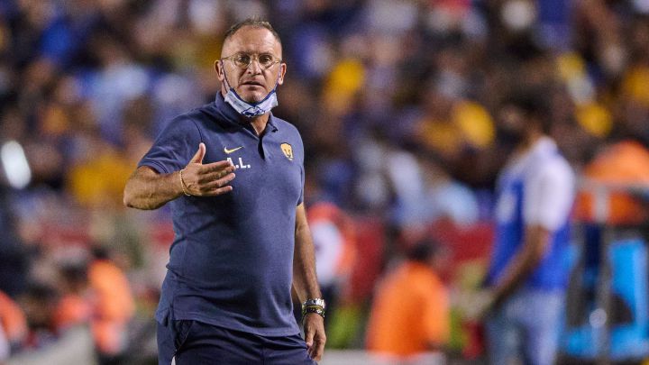 Haber sacado un punto ante un rival muy complicado como Tigres, dejó tranquilo al entrenador de Pumas, Andrés Lillini, que además notó mucha superioridad por lapsos grandes de su equipo sobre su contrincante, sin embargo, la puntería fue la diferencia. El argentino rescató varias cosas de su accionar de este sábado, pero está consciente que la brecha se acorta para un posible boleto mínimo al Repechaje. "En lo futbolístico mal porque no ganamos y se nos siguen escapando puntos, estábamos mirando que tuvimos contra un equipo de tanta jerarquía, lo pudimos doblegar futbolísticamente el primer tiempo, en el segundo nos empezaron a llegar por delante propio de un equipo que era local, defendimos bien, nos crearon situaciones claras la supimos contrarrestar, rescato el temperamento, el esfuerzo, personalmente el dije que defendieran a la playera de Pumas con lo que es Pumas. No ganamos porque erramos goles y estos partidos son así como todos, por momentos superamos a Tigres y por momentos nos creó situaciones, un encuentro difícil desde lo mental para soportarlo pero digno hasta las últimas consecuencias, pero si no ganamos cada vez queda más lejos de lo que estamos tratando de lograr que es el pase a la Liguilla", comentó. Ya pensando en el siguiente cotejo que será ante América, el estratega ya tiene a disposición al refuerzo brasileño Diogo de Oliveria, quien podría tener minutos en el Clásico Capitalino. "Pienso que sí, viene jugando, tuvo competencia anterior en su equipo, tiene ritmo de competencia que era lo que estábamos buscando, así que Diogo va a estará disposición, necesitábamos un delantero Montejano estaba lesionado, pero bueno, Diogo el próximo fin de semana minutos no sé, según cómo transcurra el partido pero a disposición sí y listo para usarlo", dijo.
