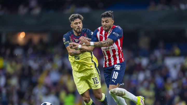 Bruno Valdez y Alexis Vega pelean por un balón en el Clásico Nacional