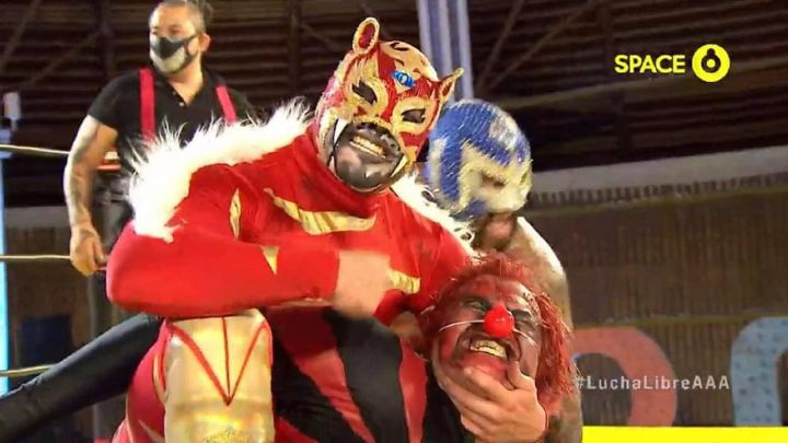 Puma King le coloca una nariz de payaso a Pagano