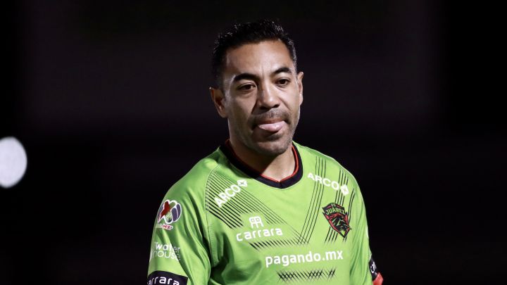 Marco Fabián vende saludos tras quedarse sin equipo