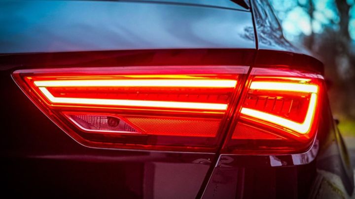¿Cómo calcular la distancia de frenado de un automóvil?