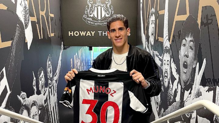 Santiago Muñoz presume su camiseta del Newcastle United