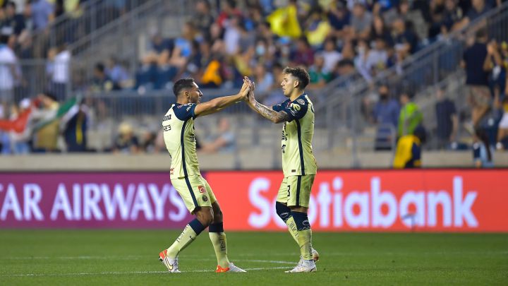 Sebastián Córdova y Jorge Sánchez festejan un gol con el América