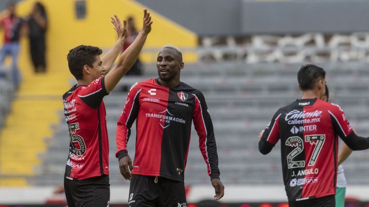 Diego Barbosa festeja su gol con el Atlas