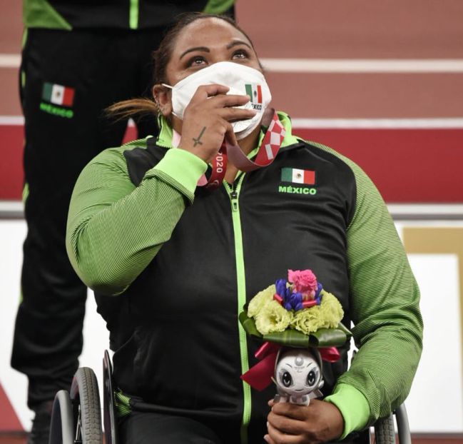 Gloria Zarza, al recibir su medalla de plata