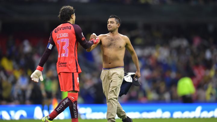 Espontáneo aparece en el Azteca durante el América vs Pumas