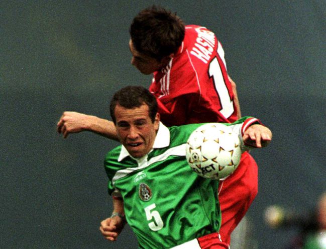 Hastings pelea por la pelota con Gerardo Torrado durante el partido de cuartos de final de la Copa Oro 2000