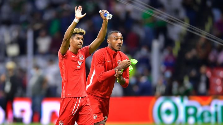 Jugadores de Canadá festejan el empate contra México en el Azteca