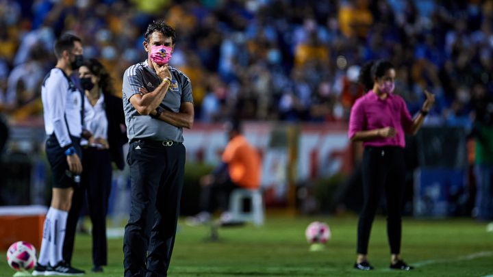 Roberto Medina durante el Clásico Regio Femenil