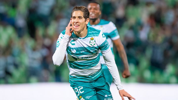 Santiago Muñoz festeja un gol con Santos Laguna