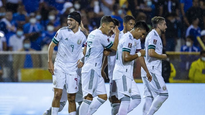 Jugadores de la Selección Mexicana festejan un gol contra El Salvador