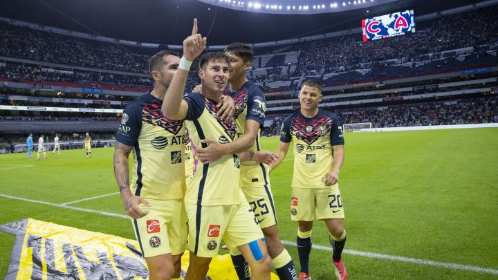 Jugadores del América festejan un gol contra los Pumas