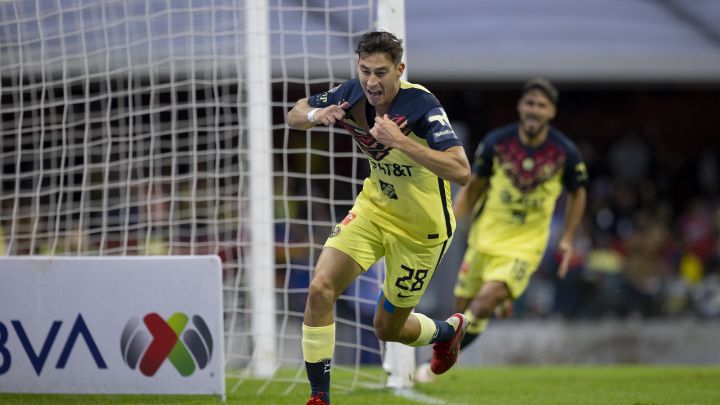 Mauro Lainez festeja un gol con el América