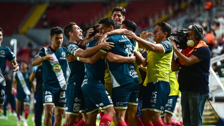 Jugadores del Puebla festejan el gol sobre los minutos finales del partido contra Necaxa