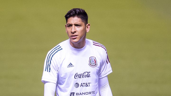 Actualmente Edson Álvarez es uno de los mejores jugadores mexicanos, pues ha tenido destacadas actuaciones en el Ajax y también en la Selección Nacional. A dos años de su llegada a Holanda, el canterano de las Águilas del América reveló las dificultades que pasó durante su adaptación. "Fui el primer mexicano en jugar en Ajax. Conoces brasileños y argentinos en Europa.Tienen menos que demostrar. Por mi nacionalidad, sentí que tenía que hacer un esfuerzo adicional", comentó el seleccionado mexicano en entrevista para la revista Ajax Life. Así mismo, el oriundo de Tlalnepantla reconoció que estuvo en su mente dejar al club europeo por no tener muchas oportunidades. "Estaba un poco enojado en ese momento. Aún así, tuve que respetar la decisión y de alguna manera la decisión me hizo sentir bien. Había confianza. Ajax me necesitaba", agregó el exjugador del América. Ahora, Edson Álvarez es uno de los ídolos de la aficion de Ajax y es titular indiscutible en el esquema del estratega Eric ten Hag. Tras demostrar buen nivel de juego en la Eredivisie, el defensor ya recibió convocatorias a la Selección Mexicana y tuvo minutos en la pasada fecha FIFA, en donde el Tricolor enfrentó a Canadá, Honduras y El Salvador.