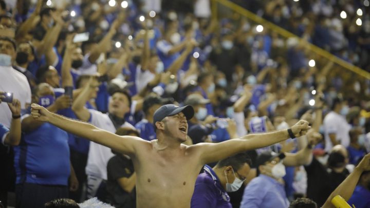 FIFA investiga a El Salvador por actos de su afición contra el Tri