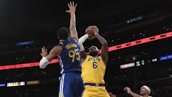 Juan Toscano cumple ante los Lakers en el regreso de la NBA