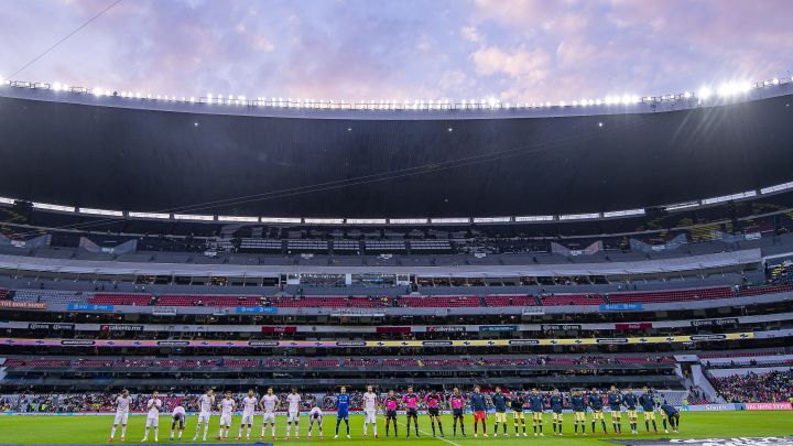 Jugadores del América y Santos antes de un partido
